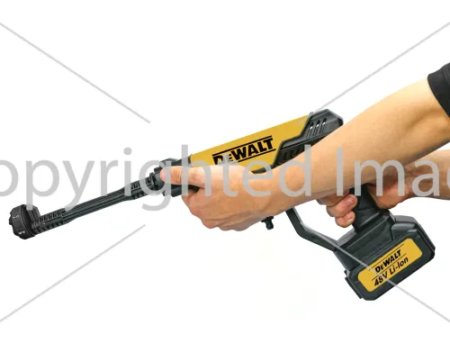 Беспроводная мойка высокого давления Dewalt DCPW600N 48V 5Ah 2 аккумулятора, аккумуляторная мини автомойка с кейсом, распылитель Девольт для авто